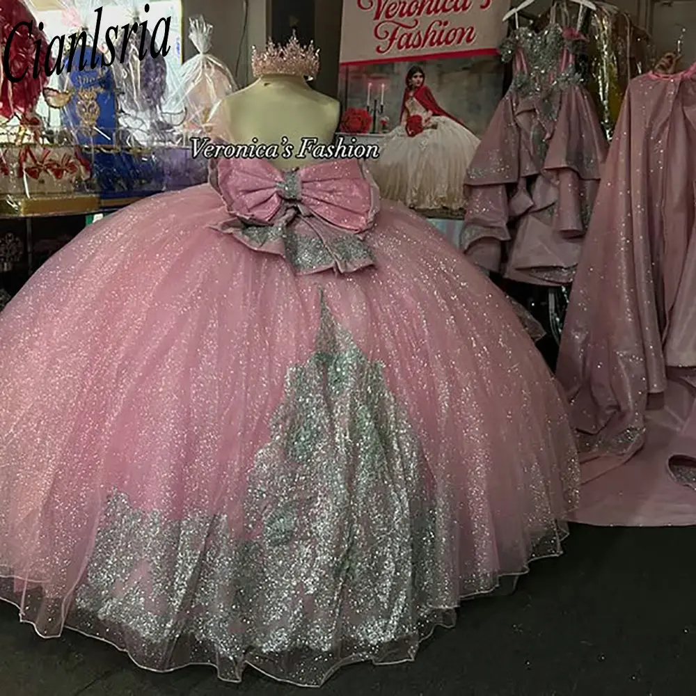 Abiti Quinceanera con fiocco rosa con spalle scoperte Abito da ballo con strascico staccabile Applicazioni in argento Pizzo Dolce 15 anni Messicano personalizzato
