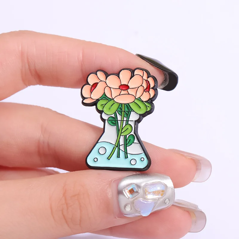 Creatieve Chemische Fabriek Emaille Pin Chemische Reageerbuisbeker Bloeiende Mooie Bloem Broche Revers Accessoires Metalen Badge Cadeau