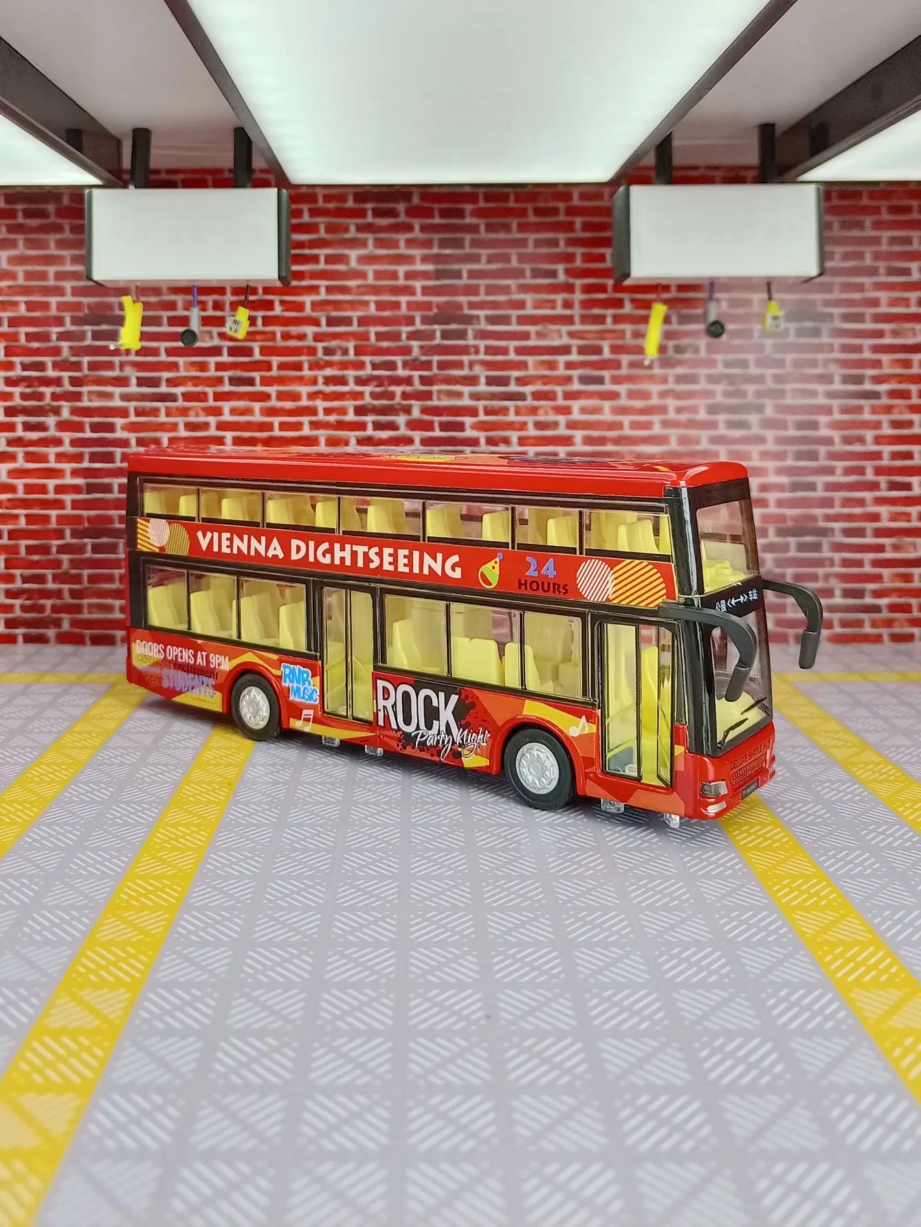 

Имитационная модель автобусного автомобиля из Гонконга из сплава с дверцами, которая может открыть детскую игрушечную машину, подарок друзьям на день рождения