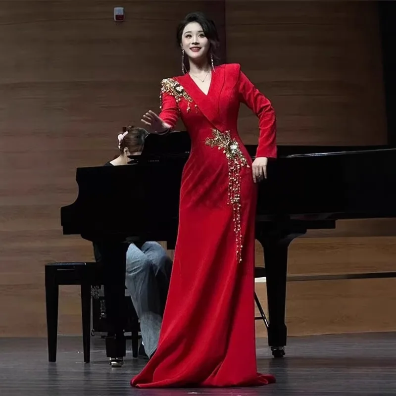 Sexy elegantes Langarm-Kleid mit Hemdkragen und Strasssteinen. Luxus-Abendkleid für Damen, langärmelig, formelle Bankettkleider