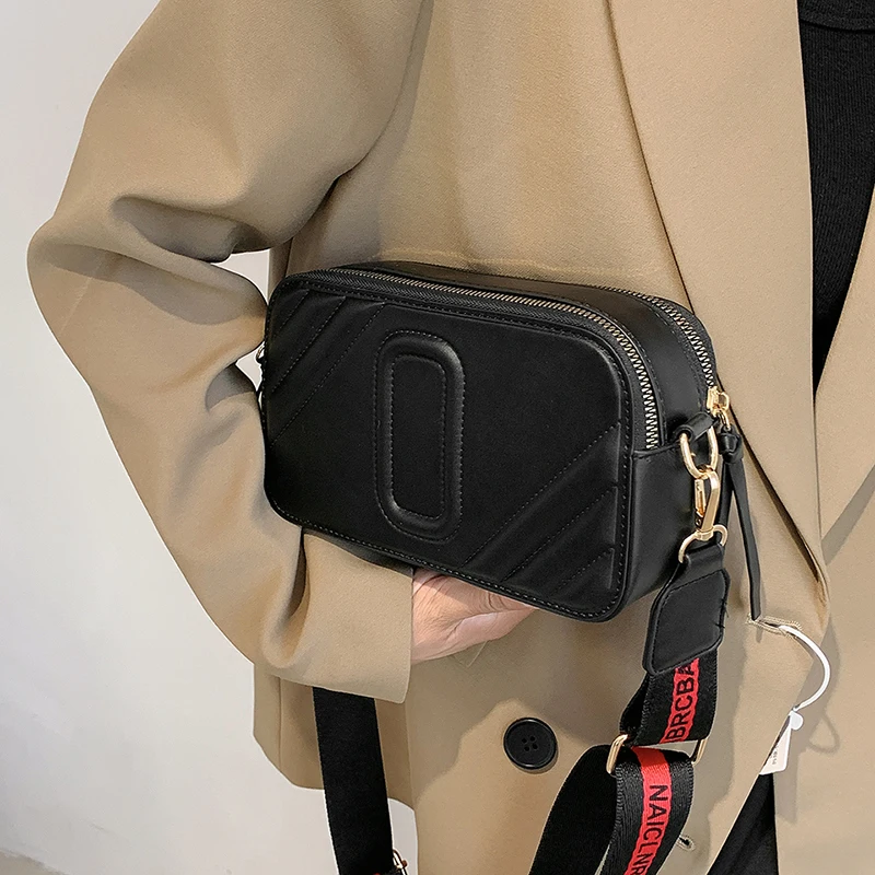 

Модная неоново-розовая сумка для фотоаппарата с широким ремнем — легкая сумка-слинг на молнии для путешествий и вечеринок