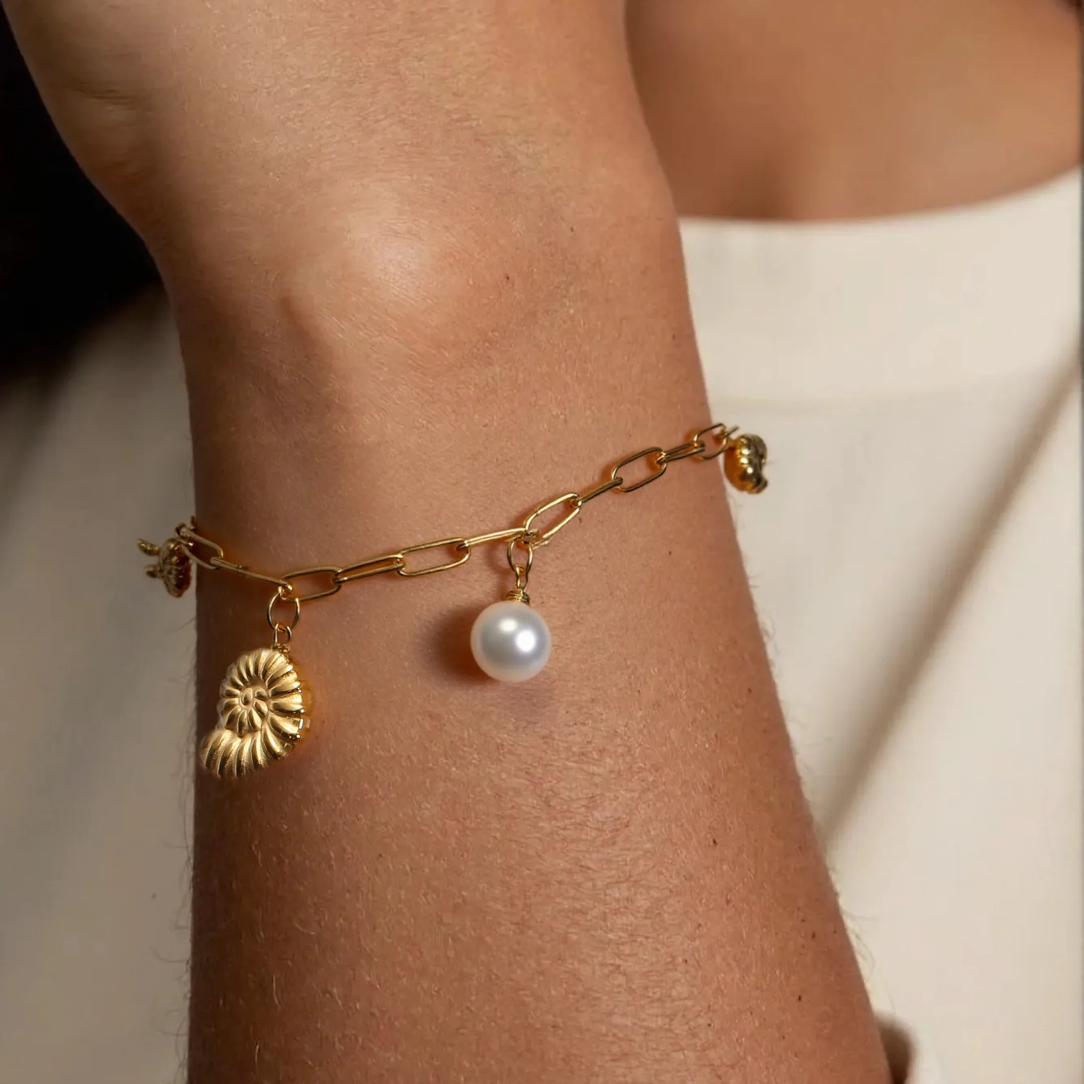 

Golden Tone Stainless Steel Ocean Charm Bracelet with Starfish and Fish Pendants for Women