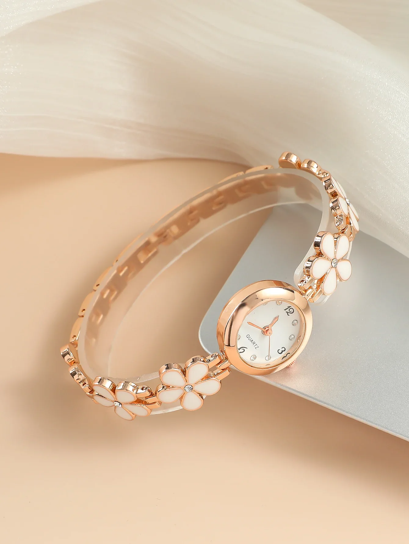 A Classic Fashion Four-leaf Clover Quartz Watch With Diamond Bracelet For Women. For Daily Life