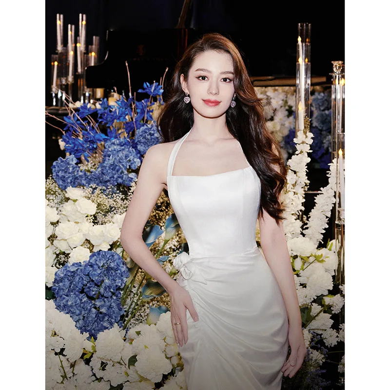 Белое вечернее платье с бретелькой на шее для женщин2025Новое легкое роскошное нишевое элитное атласное платье русалки для ведущего банкета