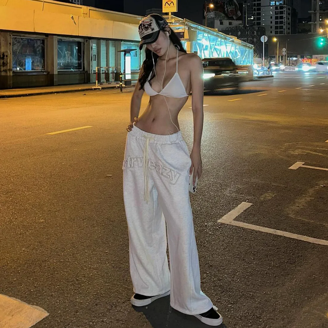 

Коллекция одежды весна-лето 2025: персонализированный топ бикини и широкие брюки в уличном стиле с буквенным принтом.