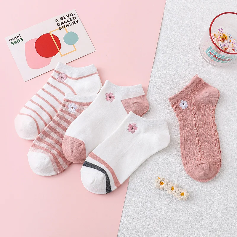 5 Paar japanische bestickte Sakura-Blumen-Damensocken, weiß, rosa, weiblich, lässig, gestreift, Karos, Bootssocken, atmungsaktive Söckchen