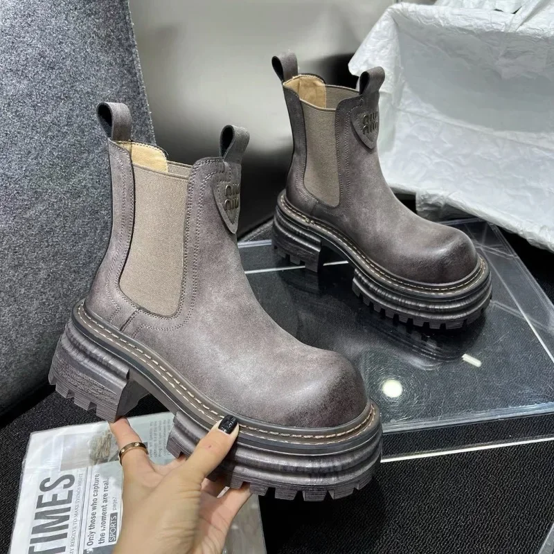 Autunno inverno nuovi stivali corti in tinta unita retrò confortevole suola spessa scarpe da donna versatili stivali grigi fumo di marca di moda