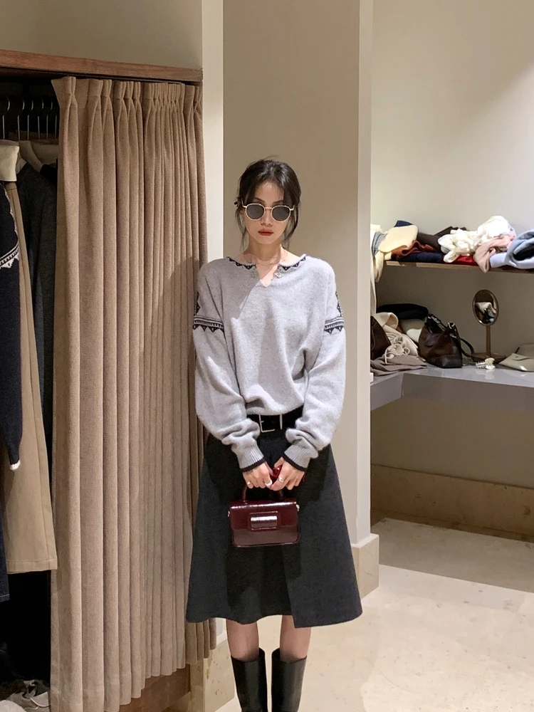 

BRIVIN женский легкий свитер Camere с V-образным вырезом, мягкий утягивающий топ, повседневный свободный крой, эксклюзивный онлайн-свитер, осень 2023 г.