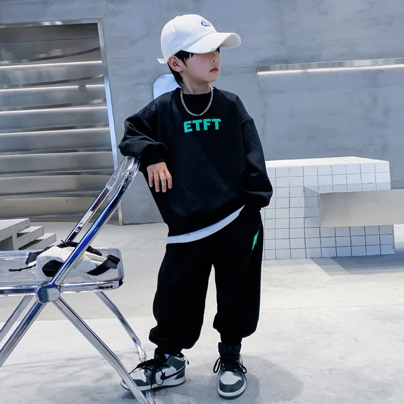 طقم سويت شيرت رياضي للخريف للأولاد 2025 نمط جديد ملابس أطفال للشارع ملابس فضفاضة ورائعة للربيع والخريف للأولاد