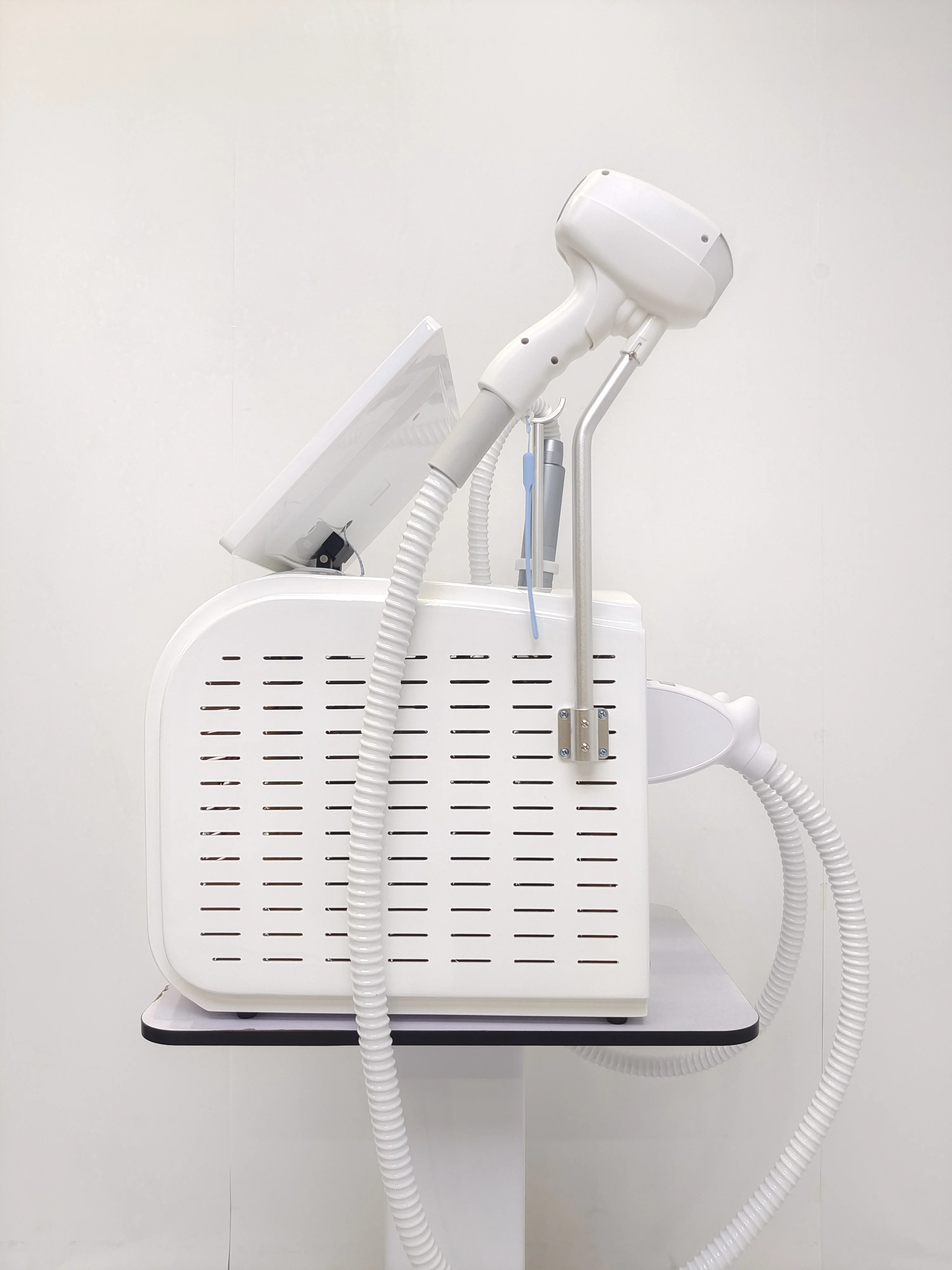 2in1 سوبرانو التيتانيوم الجليد البلاتين ديود 755 808 940 1064nm 4 الطول الموجي الليزر ND: YAG آلة آلة إزالة الشعر غير مؤلم 2024