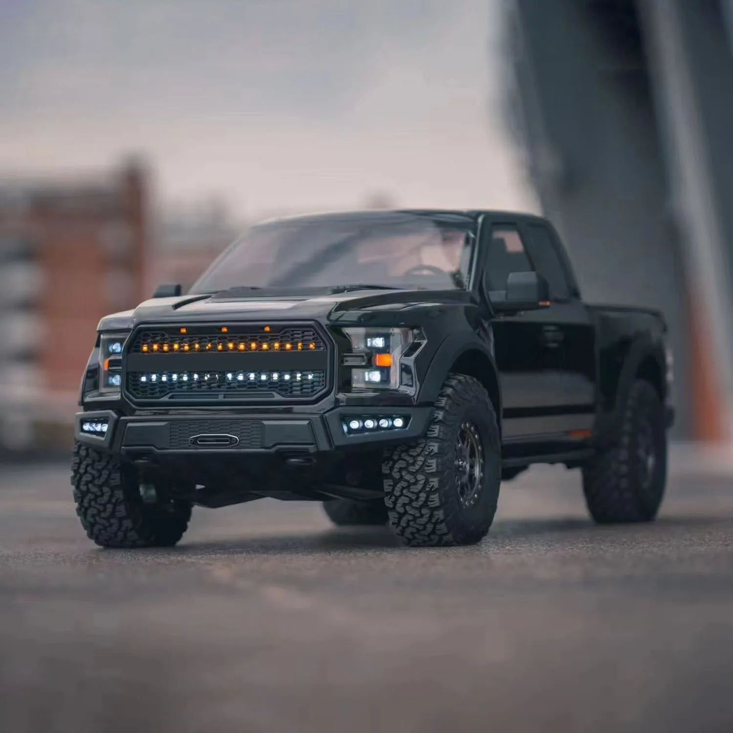 RCピックアップトラック F150 電動 1/8 クローラーカー 2速 2.4Gリモートコントロール オフロード車 4WDアクスルロック ライト おもちゃ モデル ギフト