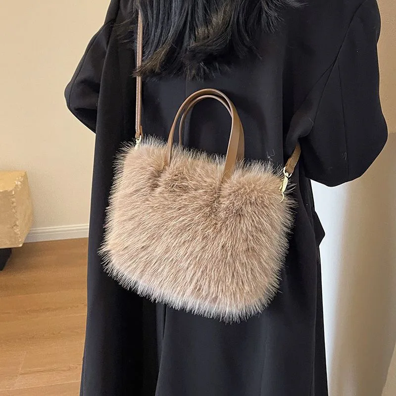 Faux Fur Toteกระเป๋าผู้หญิงPlush Luxury Designสุภาพสตรีกระเป๋าถือฤดูหนาวCrossbodyไหล่กระเป๋าBolsa Feminina 2025 ใหม่