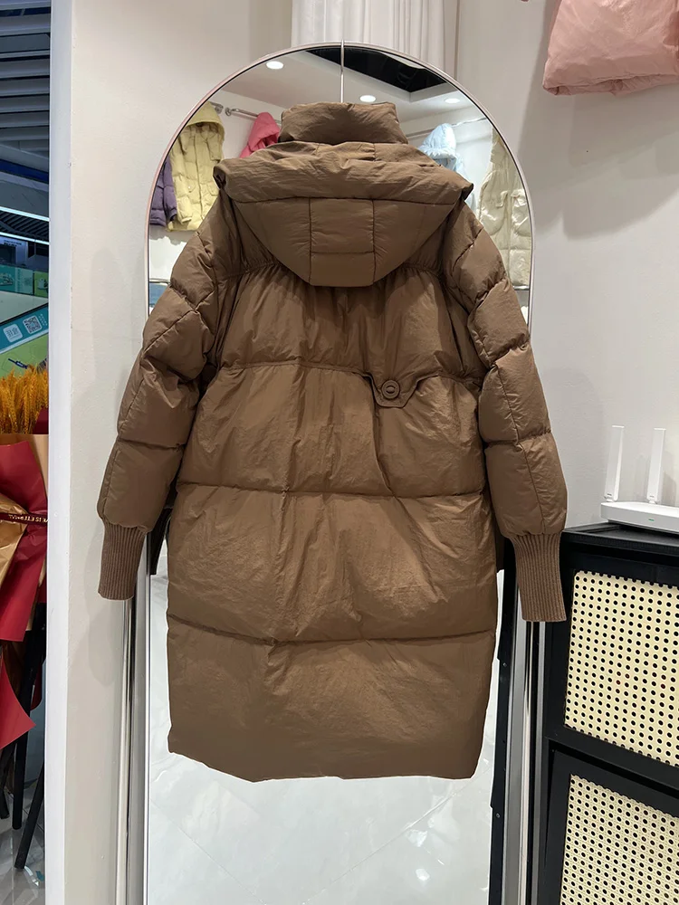 Piumino alla moda da donna 2025 nuovo piumino d'anatra bianco allentato con cappuccio spesso da media a lunga tasca grande maniche lavorate a maglia