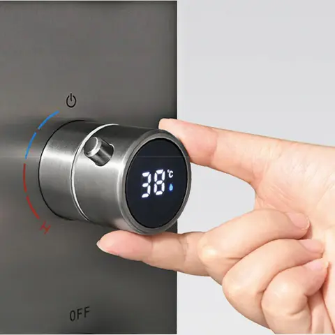 욕실 럭셔리 황동 총 회색 내장 LED 디스플레이 온도 조절 샤워 시스템. 벽걸이 형 강우량/폭포 스프레이 이중 콘센트