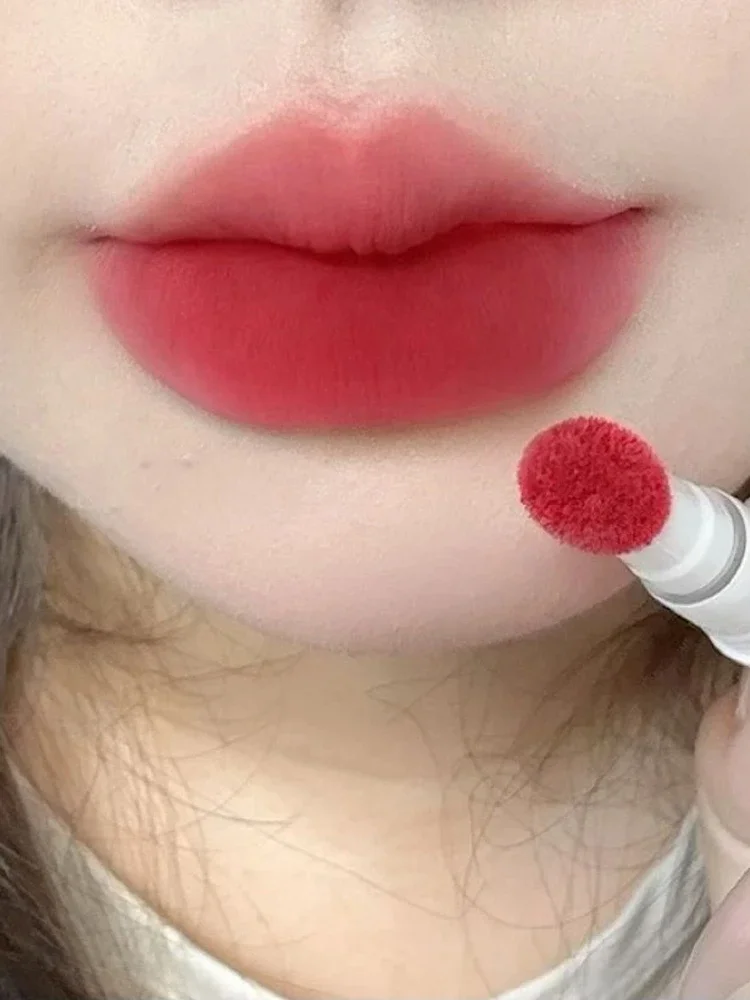 Not easy to stick to the cup, not easy to fade, white lip glaze matte lipstick