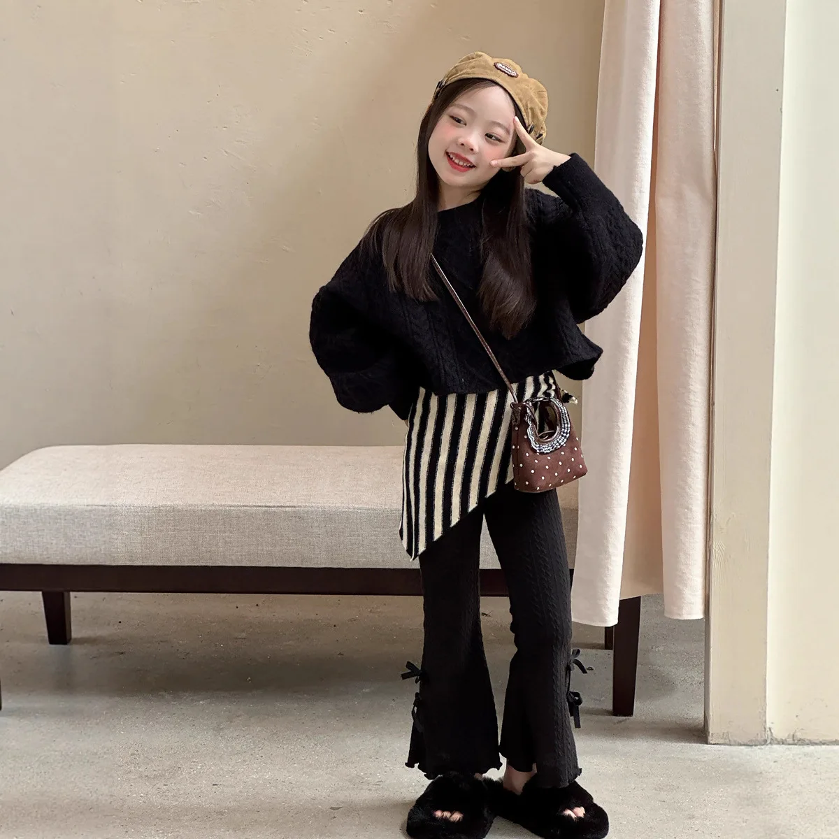 

Princess Girls Autumn and Winter New Korean Knitted Black Sweater Children's Thickened Knitted Short Top