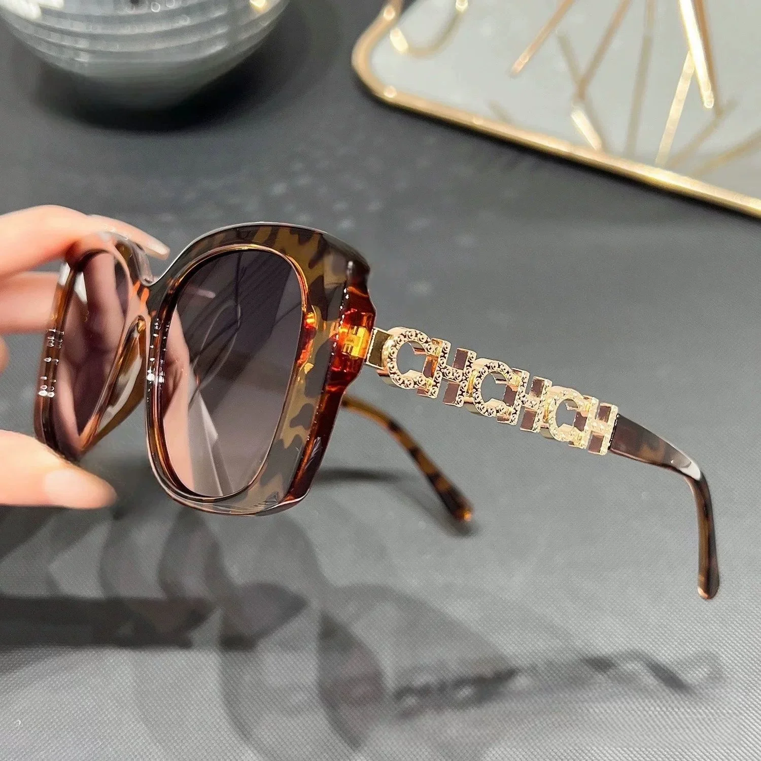 Temples à chaîne, petit style parfumé, lunettes de soleil polarisées légères et à la mode pour femme