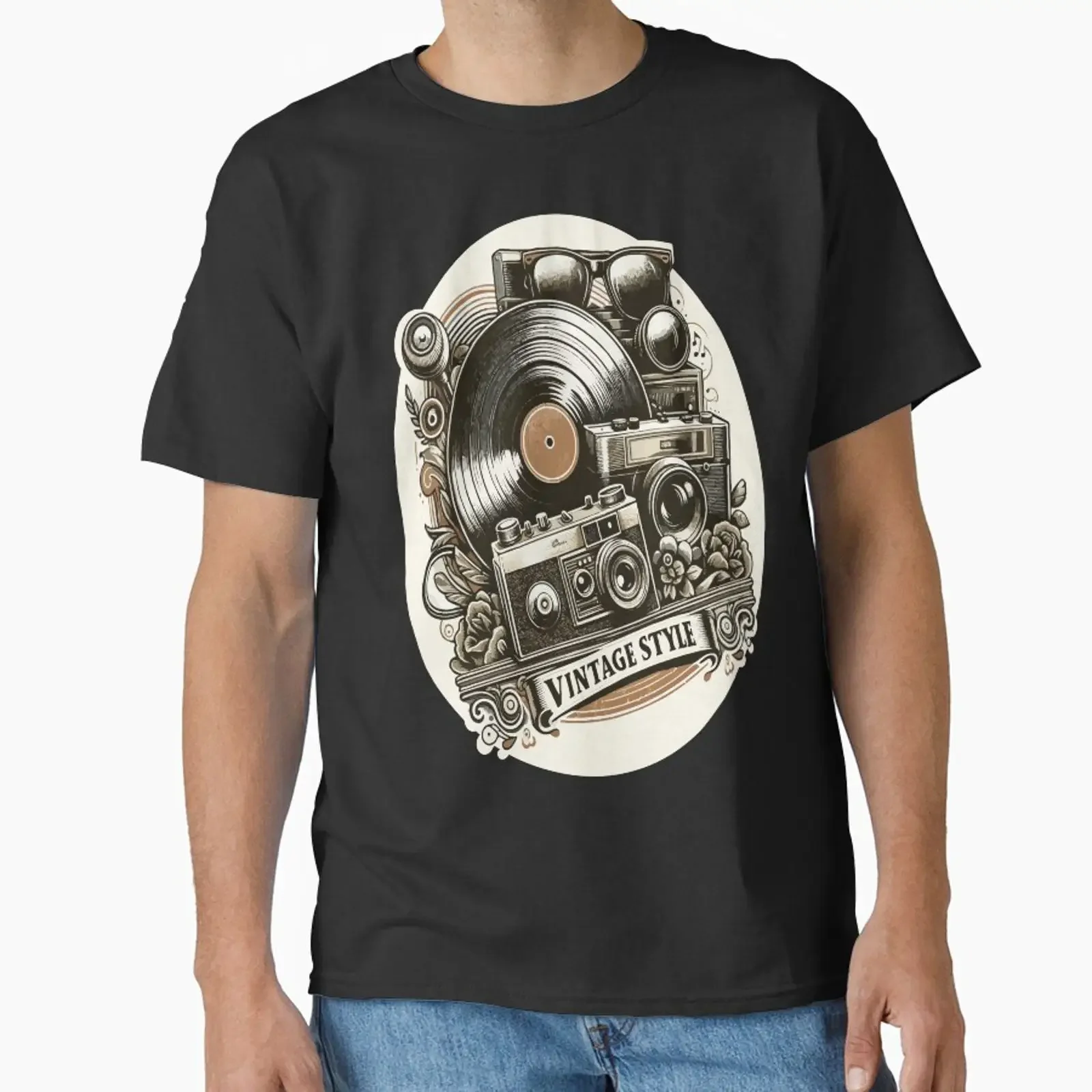 Vintage-Stil, Retro-Charme mit Schallplatten, klassischer Kamera und einem Paar Sonnenbrillen. T-Shirt im Vintage-Stil, gewaschene Mode, Unisex