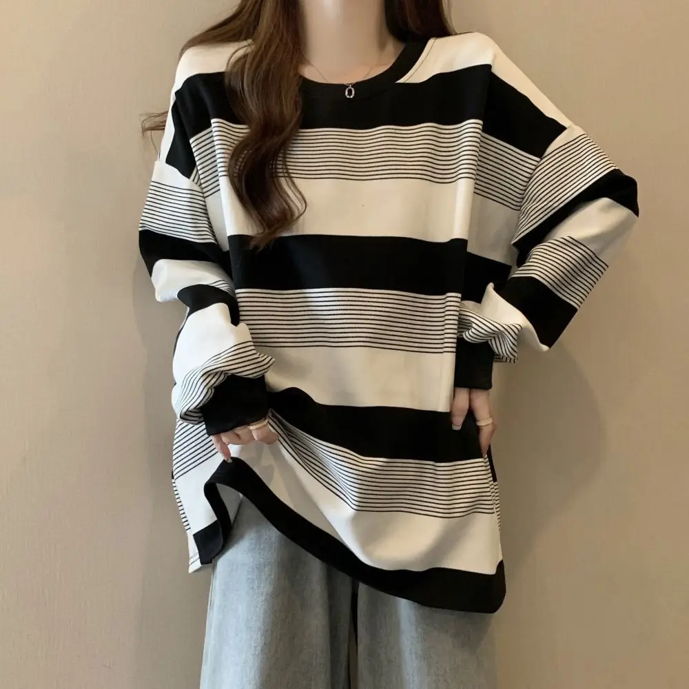 Oversize-Oberteil mit Streifenmuster, langärmeliges T-Shirt mit Streifenmuster, vielseitig kombinierbar, lockere Passform, gestreifter Sweatshirt für Damen. – Detail 6
