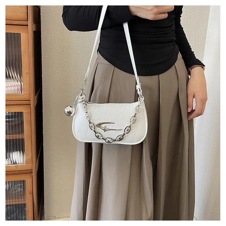 Schicke Strukturierte Casual Tragetasche mit Silberkettendetail Unterarmtasche Abnehmbarer Anhänger Trendige Mini-Schultertasche für Frauen Alltag – Detail 14