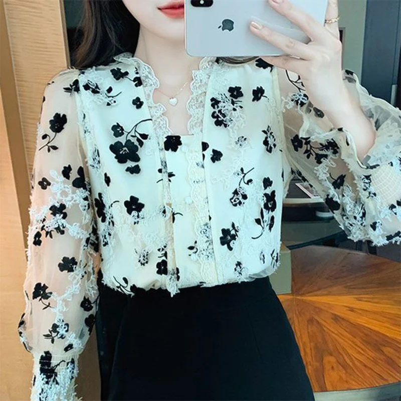 Spring Autumn V-neck Lace Patchwork Printing Shirt Ladies Casual Fashion Vintage Blouse Women Elegant All-match Long Sleeve Tops