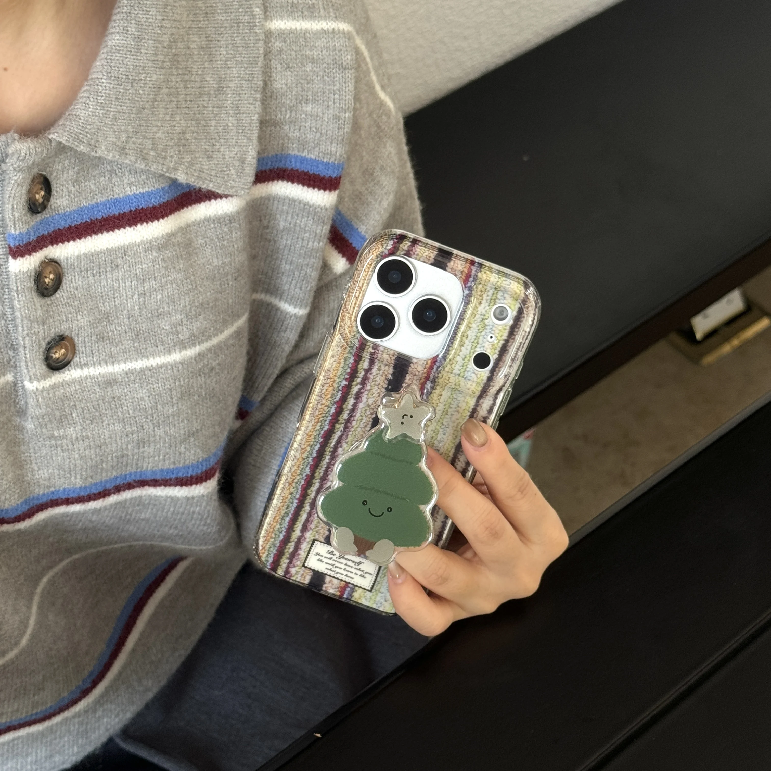 Etui na telefon iPhone 17 Pro Max 16 15 14 13 Pro Max z twardej skorupy w paski, w kształcie choinki świątecznej, z podpórką.