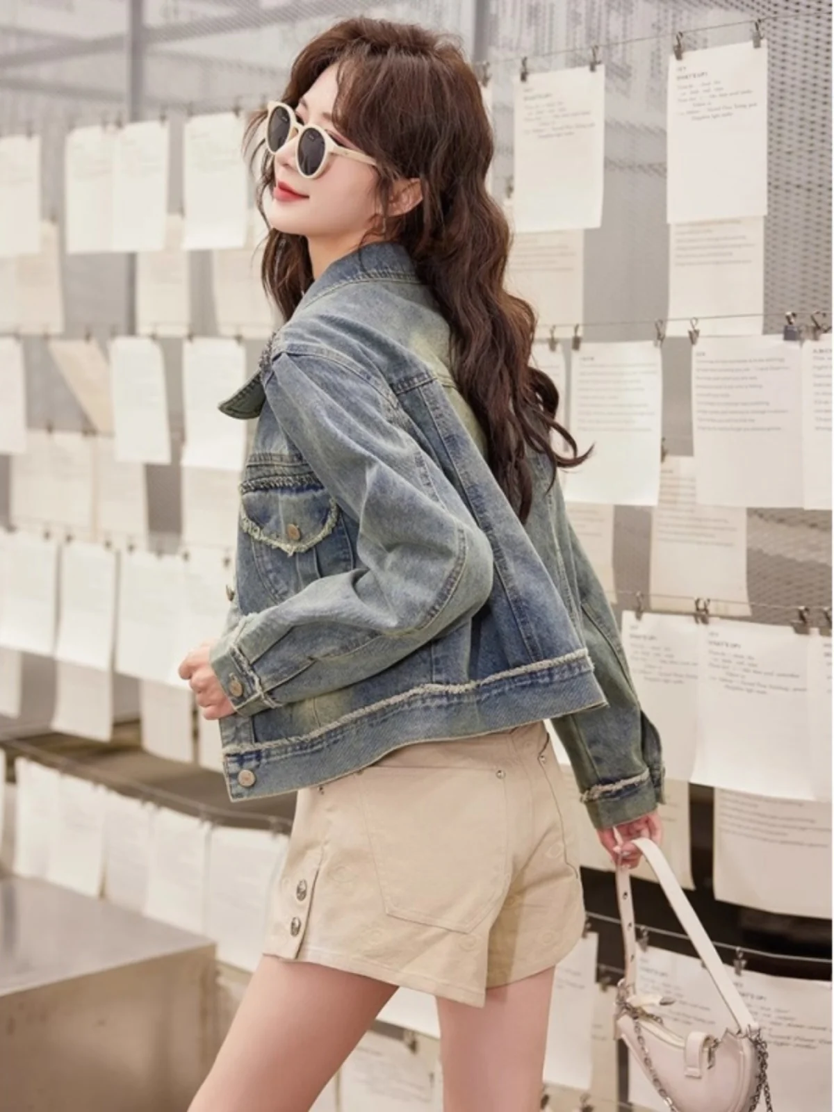 เสื้อแจ็คเก็ตยีนส์สไตล์เรโทรฮ่องกงสำหรับผู้หญิง ฤดูใบไม้ผลิ/ฤดูใบไม้ร่วง รุ่นใหม่ วินเทจ งานหนัก ประดับลูกปัด แต่งเล็บฉีก