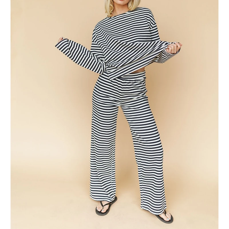 

Женский комплект для дома из двух предметов: полосатая футболка с длинным рукавом и широкие брюки-пижама