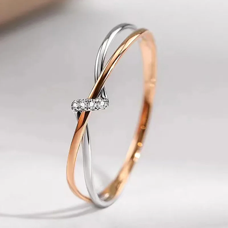 Wunderschöne, frische, zweifarbige, gedrehte Ringe für Damen mit funkelnden Zirkonia-Steinen – Trendige Charm-Schmuckringe