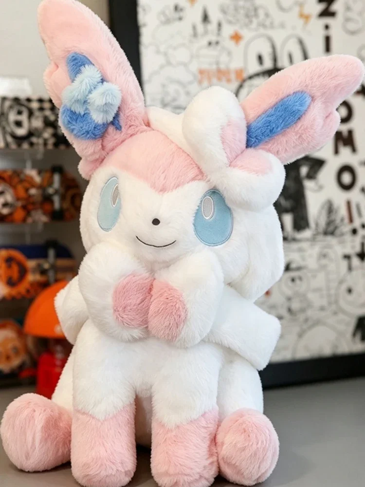 Pluszak Sylveon w pozycji siedzącej, miękka, puszysta, wypchana lalka anime w stylu japońskim, poduszka dekoracyjna na sofę, łóżko, do domu, prezent. (xian zi yi bu) — Zdjęcie 2 z 2
