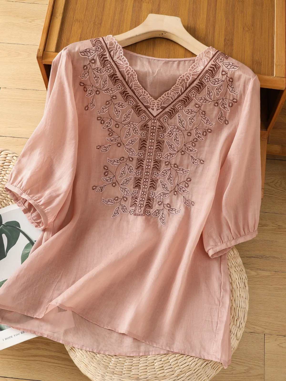 

Retro Embroidered Heavy Work Cotton Linen Loose Fit Women's irt ort Sve V-Ne Print T-irt Top for Commuting