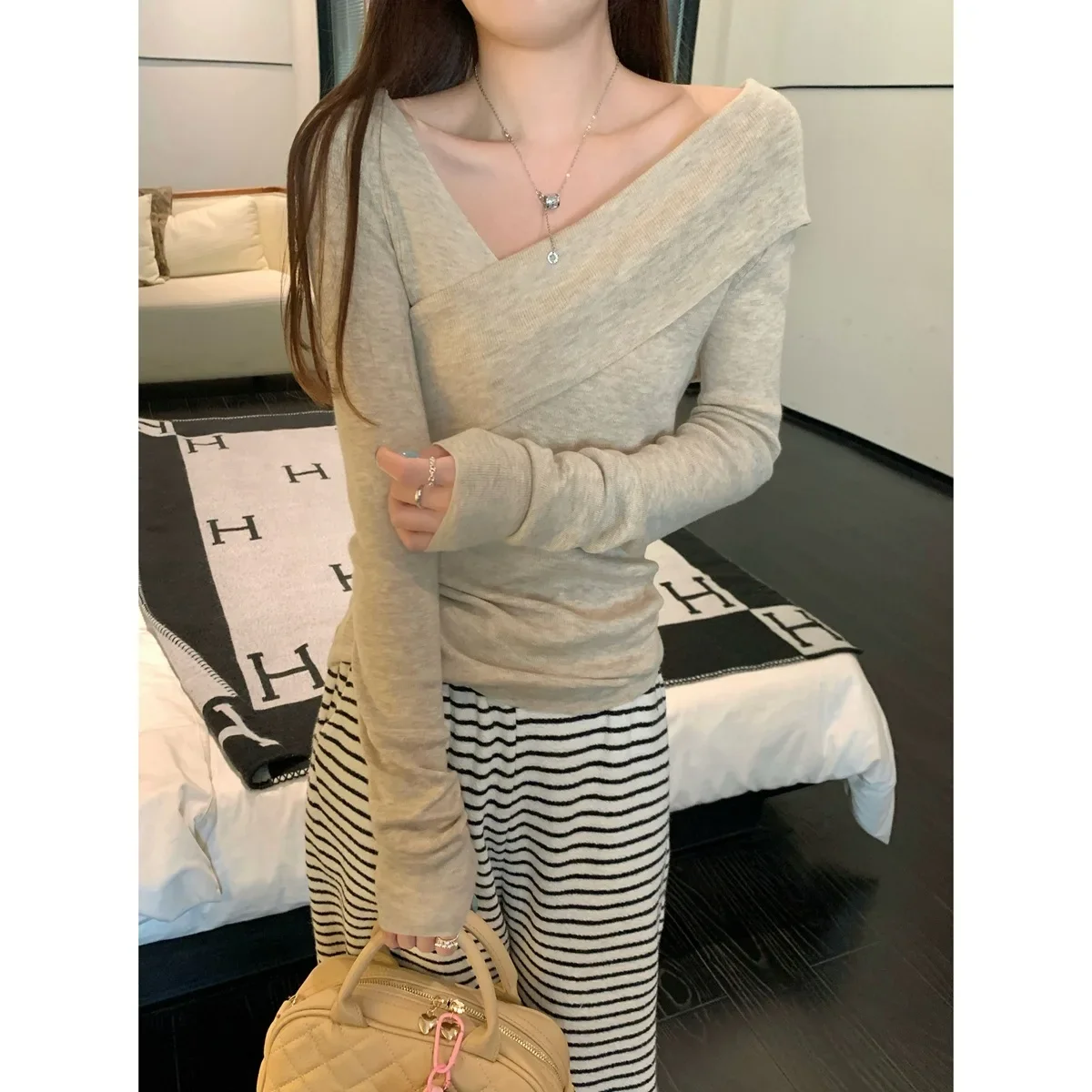 

Korean Version Of Solid Color Gentle Temperament Folded Collar Design Sense Knit Sweater Long Sleeve Base Sweater