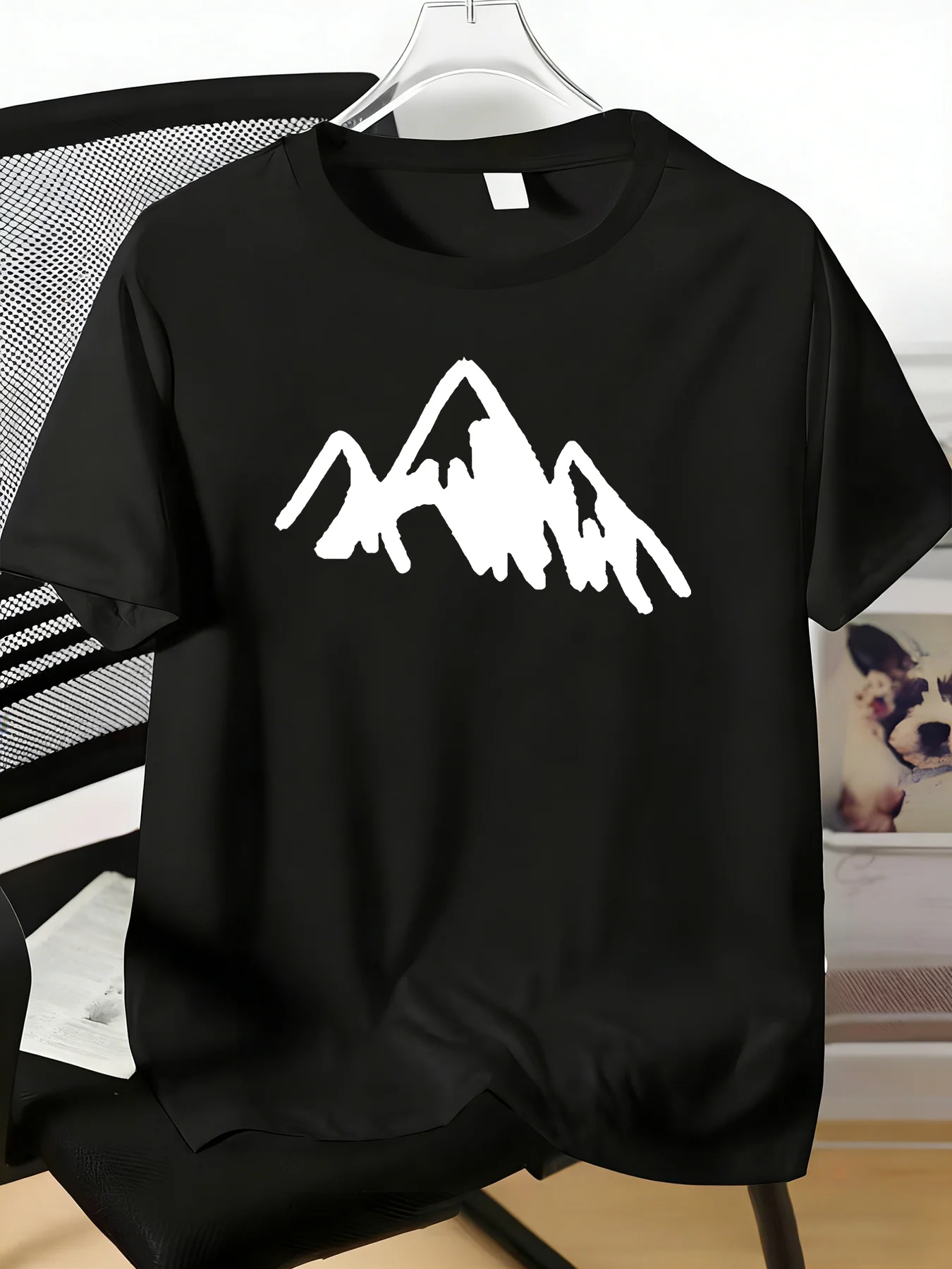 Camiseta Masculina com Estampa de Montanha Desenhada à Mão, Gola Redonda, Manga Curta, para Amantes de Caminhadas e Acampamentos, Leve, Casual, Básica para o Verão