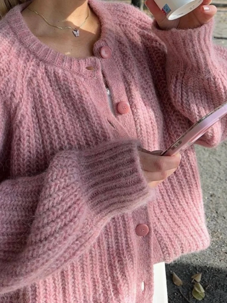 

Autumn and Winter New Street Fashion Buttoned Solid Color Knitted Cardigan, Round Neck, Loose Long-sleeve Sweater for Women