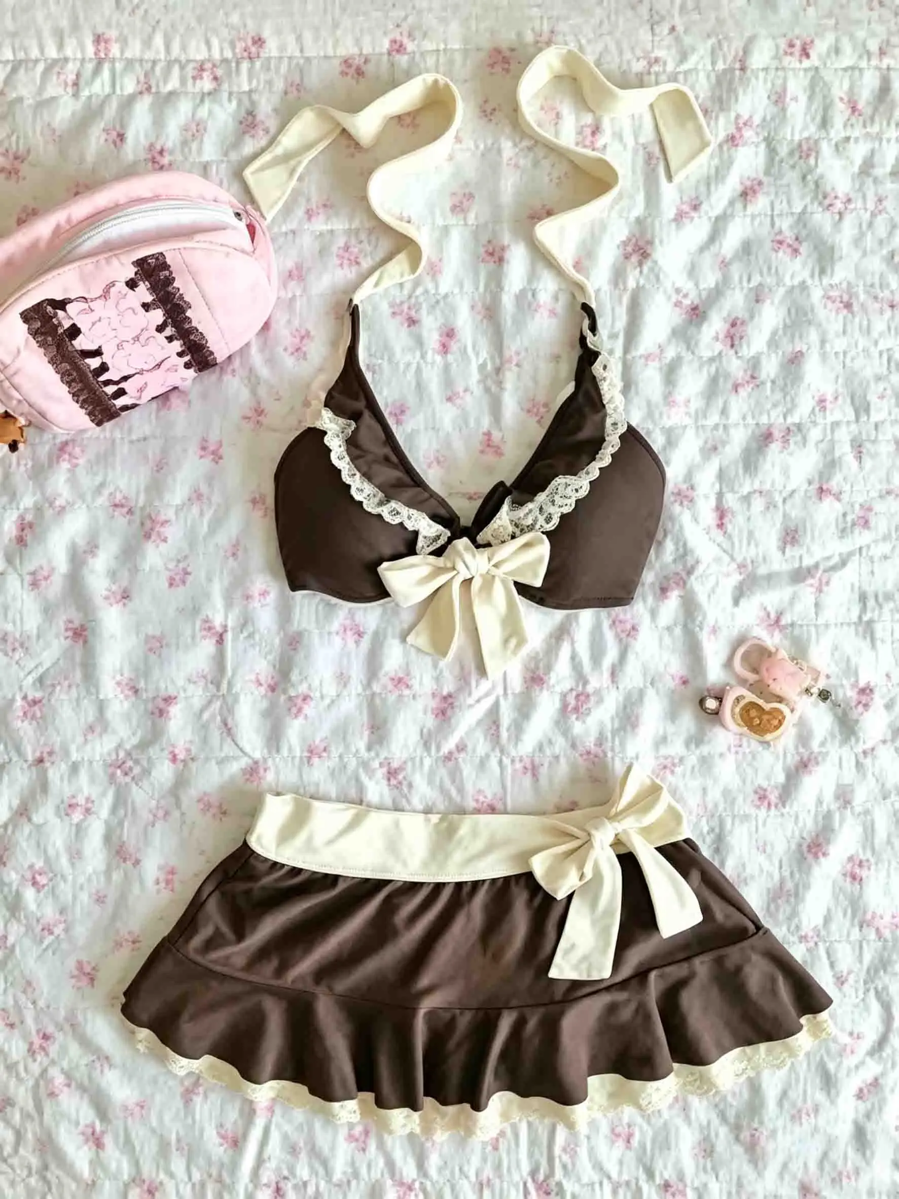 Y2K Retro-Bikini-Set im Polka-Dot-Look mit Spitze, dreiteilig, mit Neckholder-Oberteil und Rockartigem Unterteil. – Detail 7