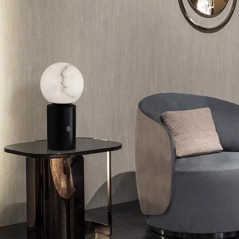 โคมไฟตั้งโต๊ะทรงกลมหินอ่อนทองเหลืองทันสมัย ไฟ LED ให้แสงสว่างในเวลากลางคืน