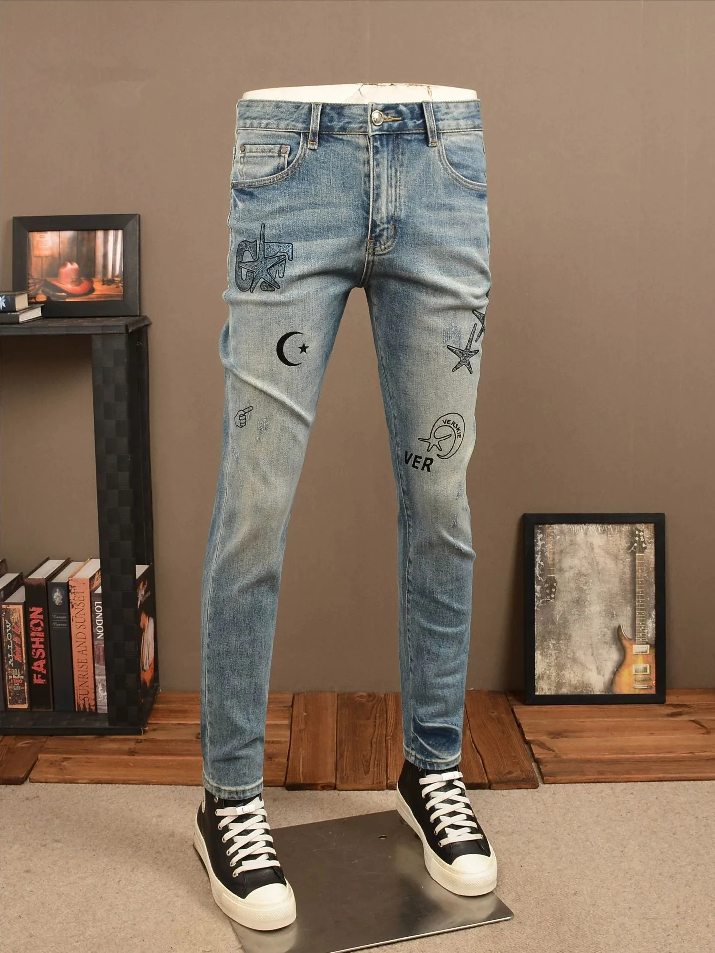 

Модные легкие люксовые мужские джинсы в европейском стиле, зауженного кроя, из денима с эффектом высокотемпературной обработки, повседневные, с высокой талией, на молнии