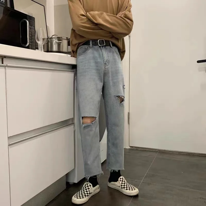 

Летние свободные мужские джинсы прямого кроя в стиле Hong Kong, с эффектом потертости, повседневные, с вырезами по низу, модные, брендовые, для подростков, длина 9/10