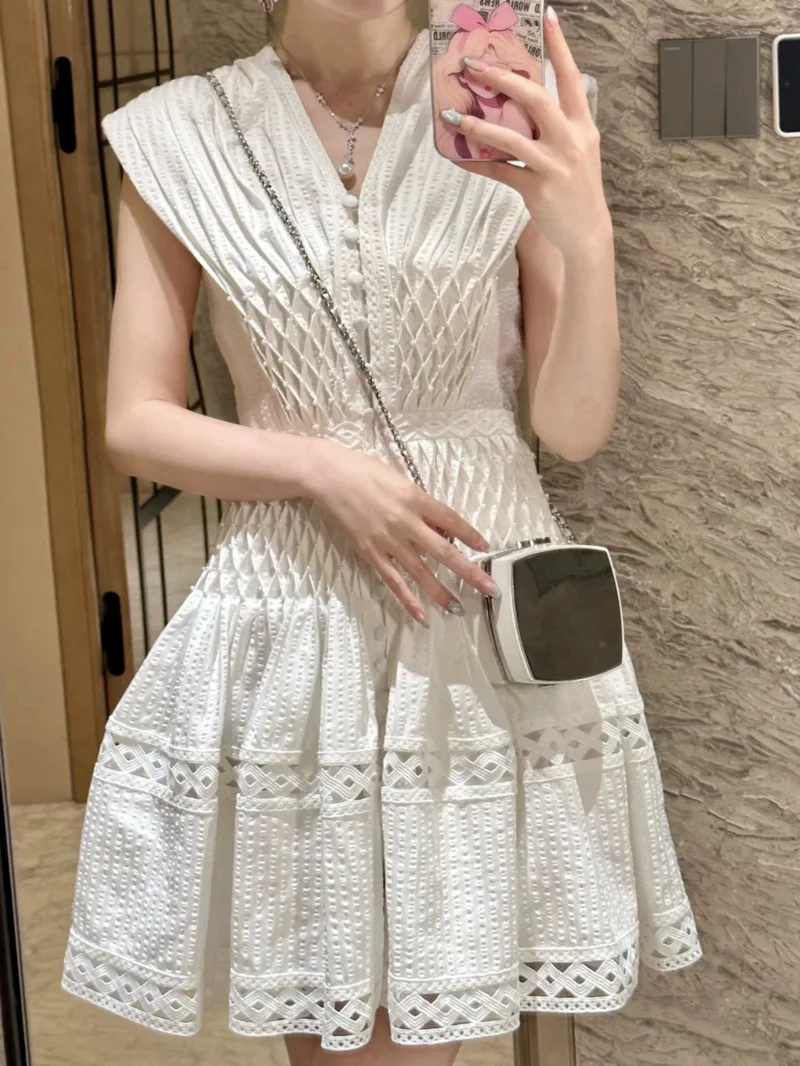 Elegante abito camicia bianca ricamata Donna 2025 Nuovo designer Chic Perline per l'industria pesante Scollo a V Abito da sole a vita alta Abito da donna