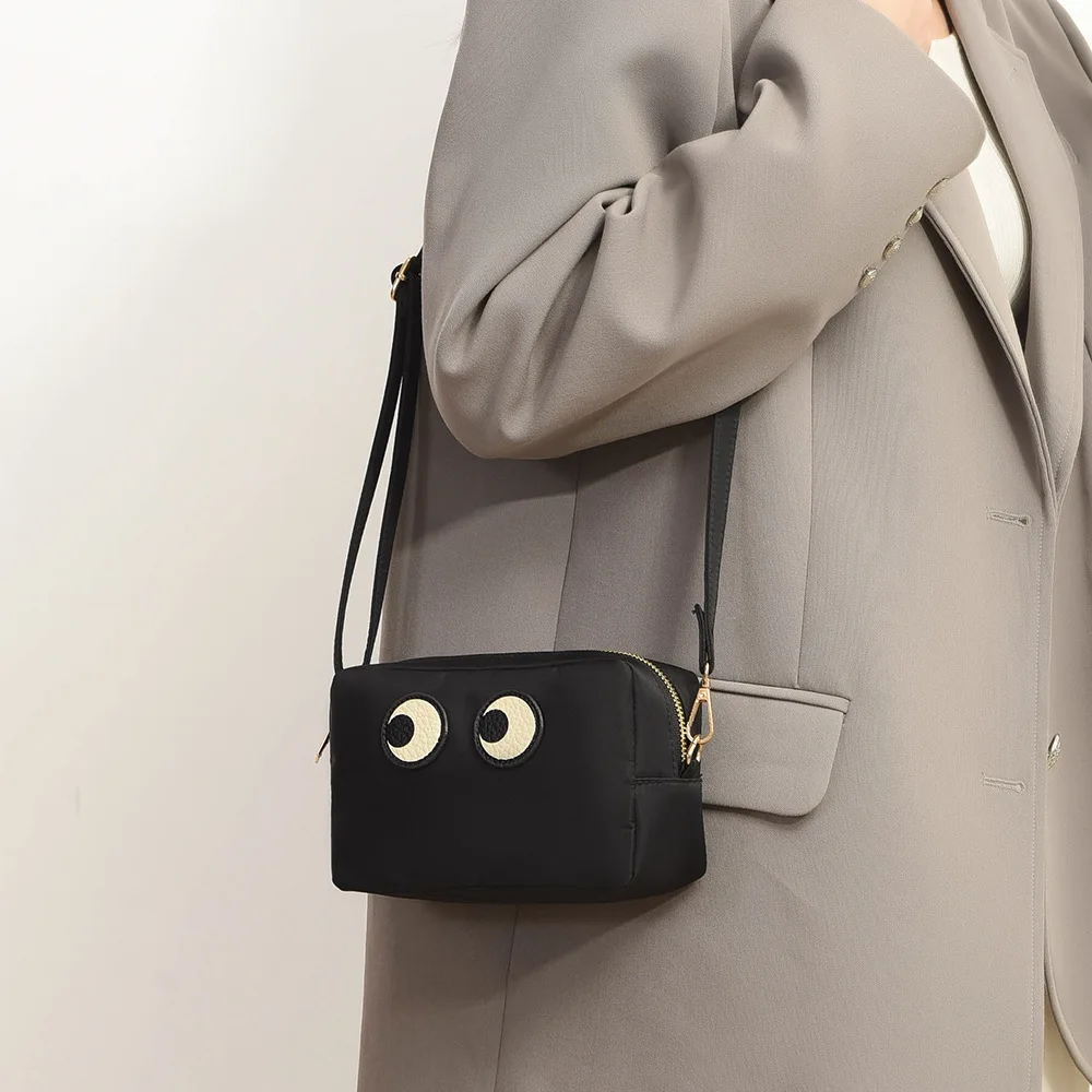 حقيبة مكياج مربعة الشكل عصرية جديدة لهذا العام مصنوعة من النايلون المقاوم للماء وجلد البقر، خفيفة الوزن ومحمولة، مع عين