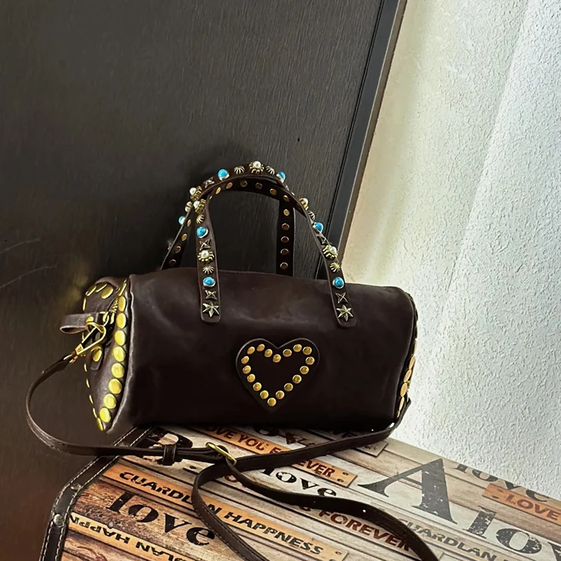 Vintage Handtasche mit Zylinderform und dunkelbraunem Griff, Damen Retro Distressed Barrel Bag, Handtasche mit Herz-Nieten-Dekor und Metallnieten – Detail 7