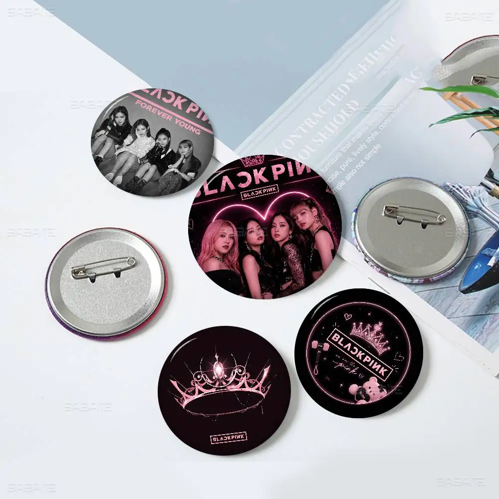 B-Black Kpop P-Pinks Gril Round Button Pins Slogan Creative Brooches Backpack Clothes Decoration Fashion Cartoon Jewelry Gifts