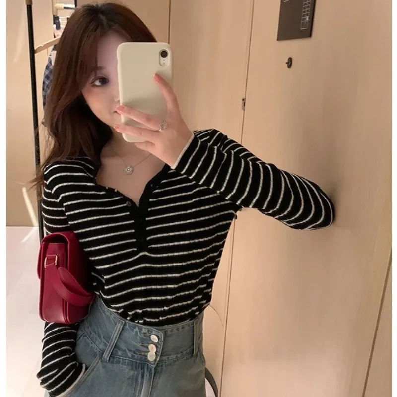 Blue Pullover Knit Tops for Woman Striped V-neck Women's Sweater 90s Vintage Autumn Winter 2024 Korean Luxury Sale Cashmere Y2k