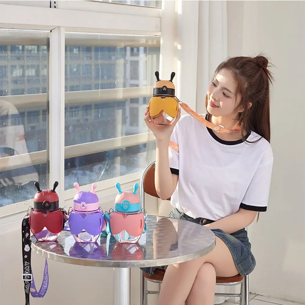 

Drinkware Plastic Little Bee Water Cup Cartoon Cute Water Bottle Large Capacity 600ml Straw Cup Gift