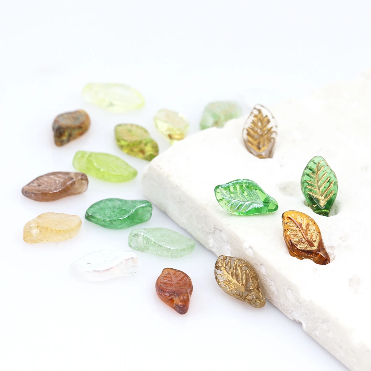 12pcs/24pcs Random Color Leaf Shaped Lampwork Glass Beads 1.2x0.6cm, Hole Size 0.1cm, Suitable for DIY Braiding