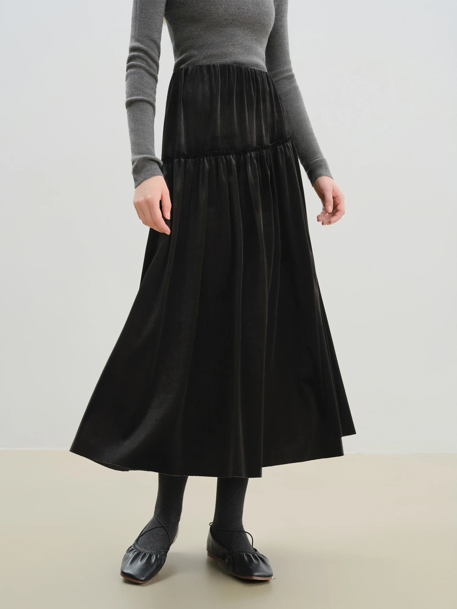 ZIQIAO تنورة نسائية مخملية صغيرة صديقة للبيئة مع لؤلؤ لامع أنيق بأغلاق شتاء 2025 وصل حديثًا تنانير سوداء عالية الخصر