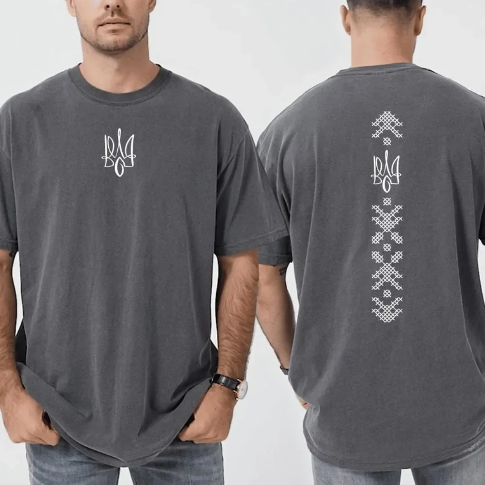 Ukrainisches T-Shirt, Unisex, bedruckt mit der ukrainischen Flagge und dem Dreizack-Symbol, ein patriotisches T-Shirt im Retro-Stil für urbane Mode. – Detail 6