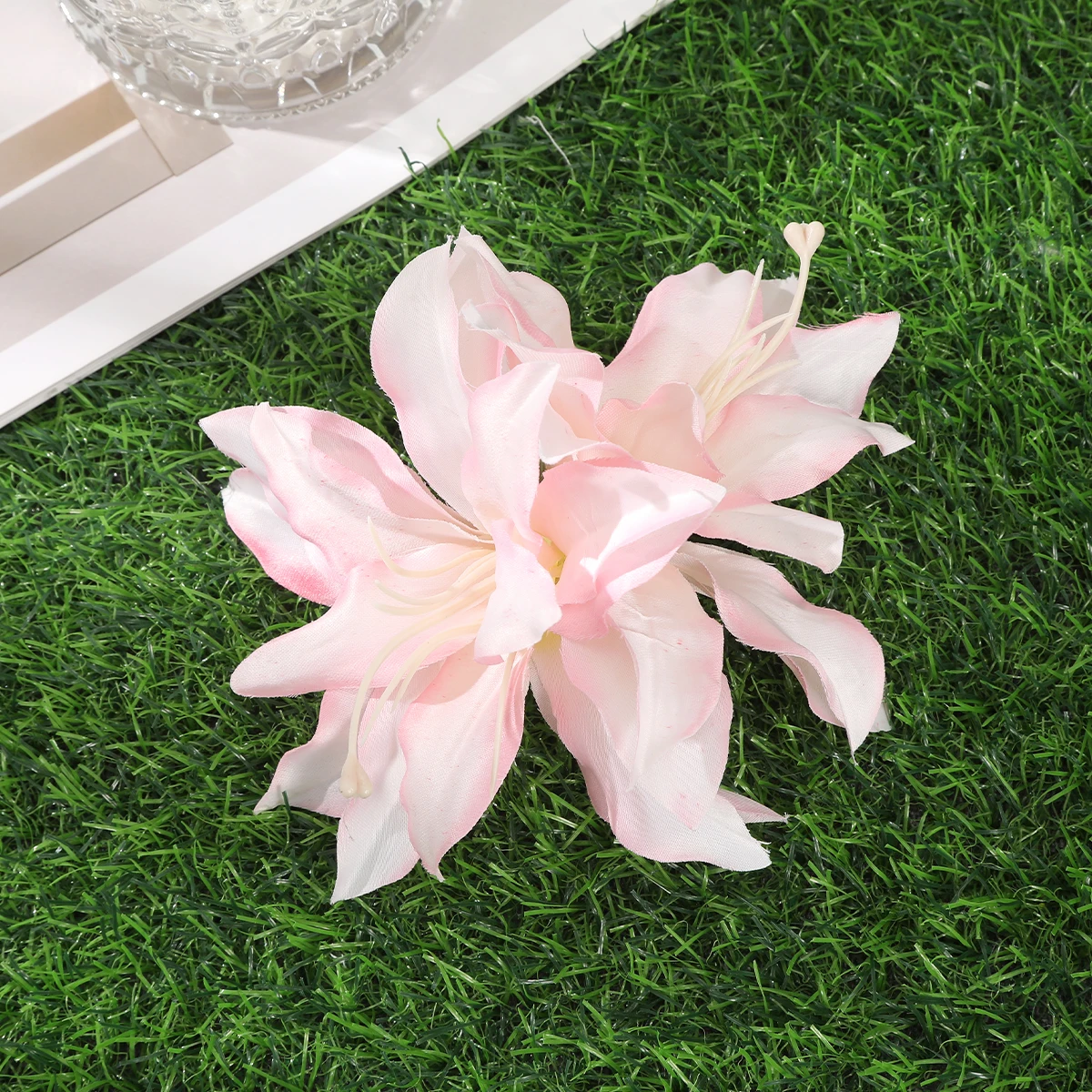 AWAYTR Haarspange mit Lilienmotiv, künstliche Haarspange mit Blumenmotiv, Valentinstags-Haarschmuck für Mädchen, Festivalgeschenk_voghion.com