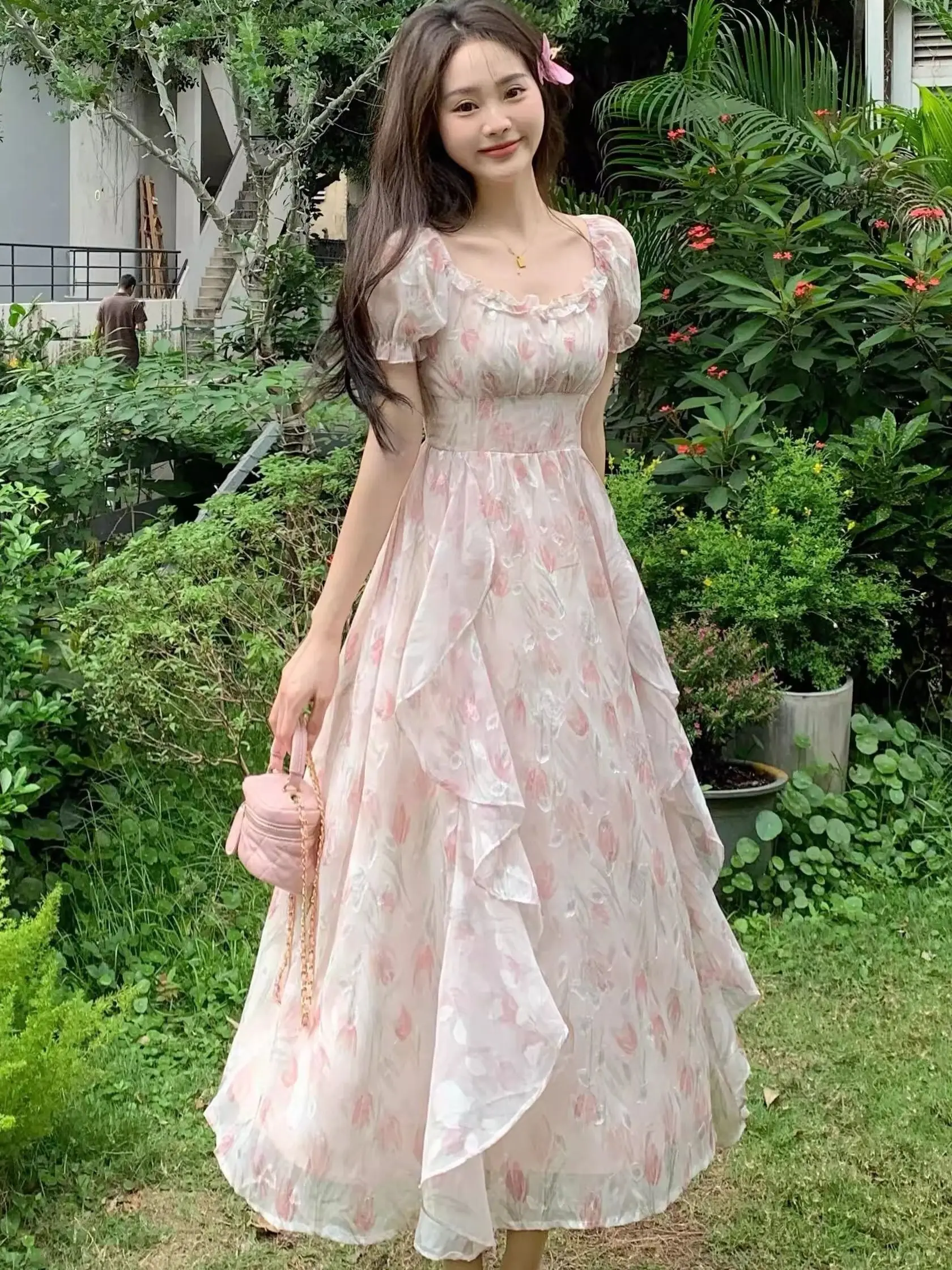 

Длинное платье с цветочным принтом Sweet First Love, с золотым тиснением, асимметричным подолом, квадратным вырезом, рукавами-фонариками, завышенной талией и юбкой А-силуэта