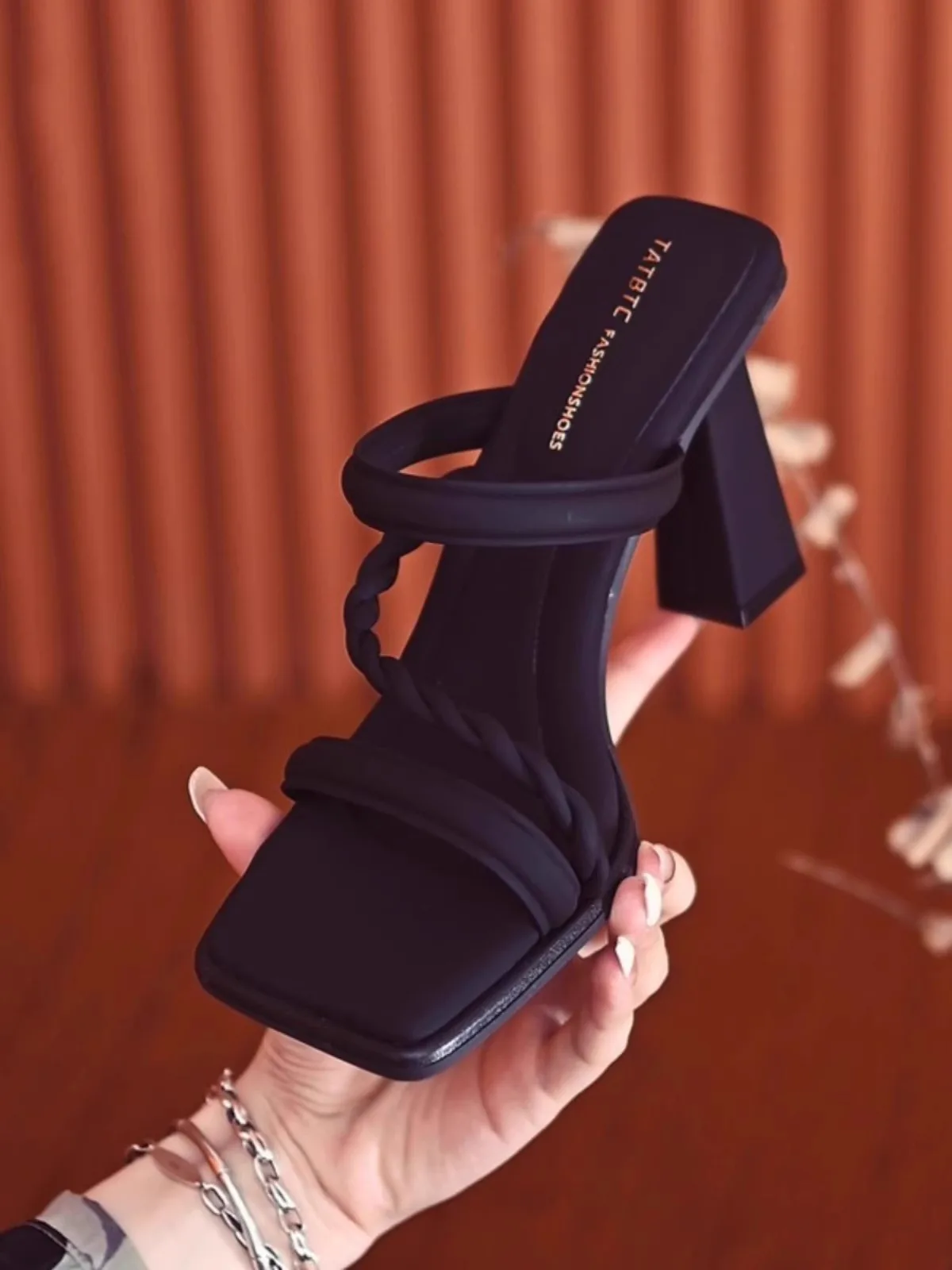 

Модные летние женские сандалии с открытым носком на квадратном каблуке Slip-On oes Sli Сандалии на плоской подошве Модные крутые тапочки на высоком каблуке